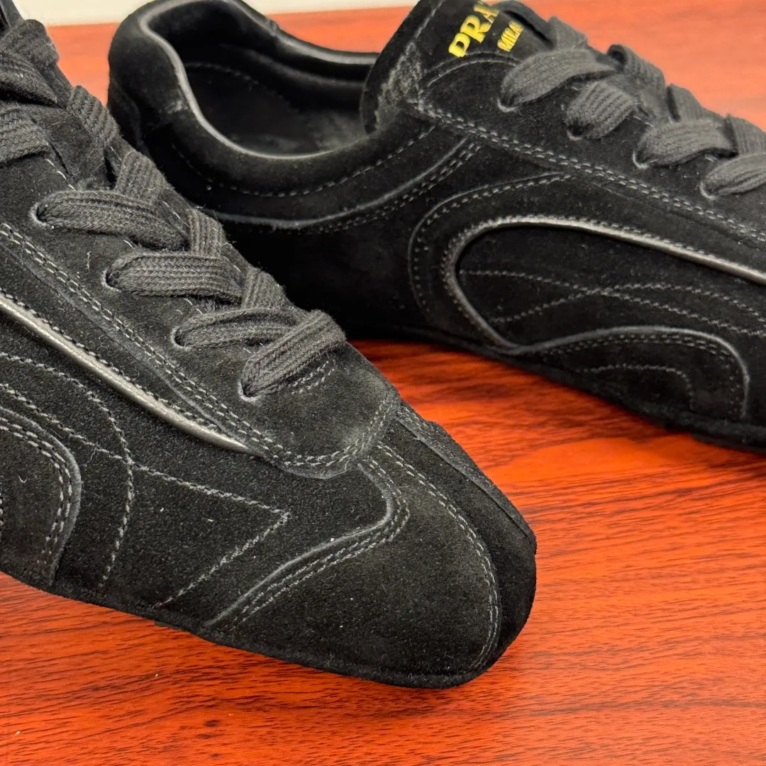 Batch 780 Prada/Prada Montecarlo Re-Edition 2005 Nappa sheepskin/nubuck leather sneakers, men's men's men's shoes for easy shipping! Featuring an antique finish, these sneakers combine style and comfort in a sophisticated and innovative design. The silhouette inspired by driving shoes is soft and flexible, and the deconstructed sole gives it a lightweight look and smooth aesthetic. Prominent top stitching enhances the sporty soul of this hybrid sneaker. It is paired with a lightweight and flexible rubber sole, a visible convex sole pattern embellishment, and a wrapped insole. The whole package! Size: 39-40-41-42-43-44 leather shoe size Item number: 4E1165 matte black